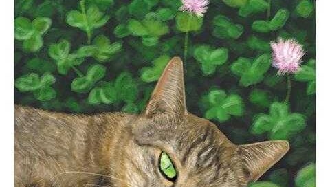 2 Das Klee im Magic Cat Lenormand. Es ist eine getigerte Katze zu sehen, die in einem Kleefeld liegt und ehrfürchtig eine Kleeblüte betrachtet.