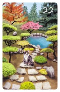 22 Die Wege im Magic Cat Lenormand. Eine Langhaarkatze steht an einer Weggabelung in einem japanischen Garten.