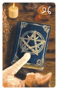 26 Das Buch im Magic Cat Lenormand. Eine rote Katze hält ihre Tatze über ein magisches Buch mit Pentagramm.