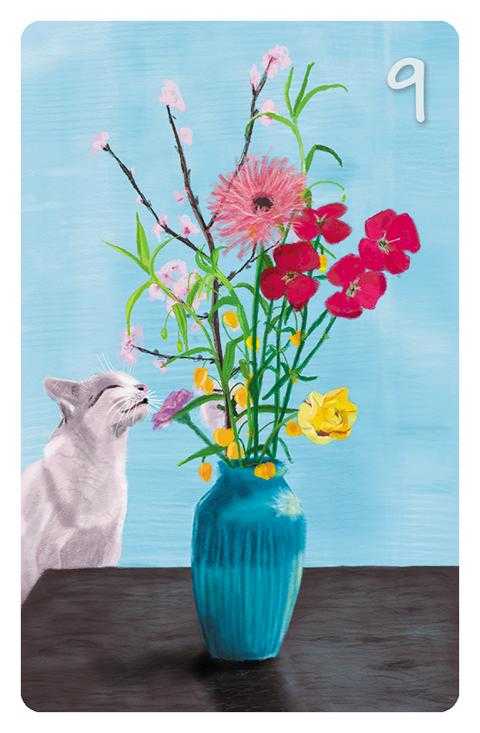 9 Die Blumen im Magic Cat Lenormand. Es ist eine weiße Katze zu sehen, die an einem Blumenstrauß riecht.